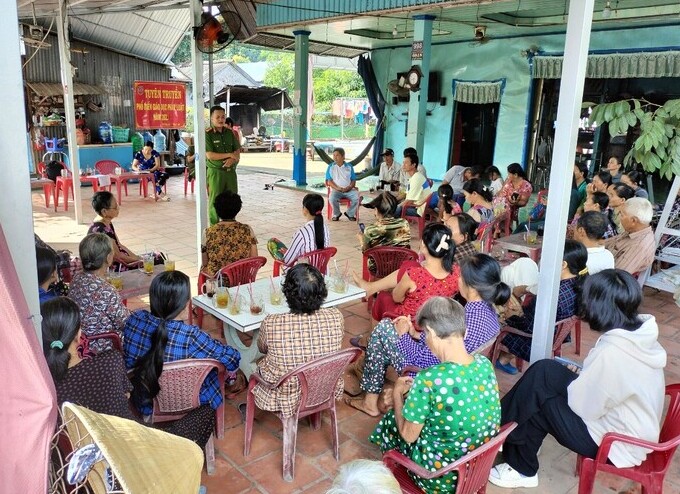 thành viên Tổ tuyên truyền phổ biến pháp luật cho người dân.