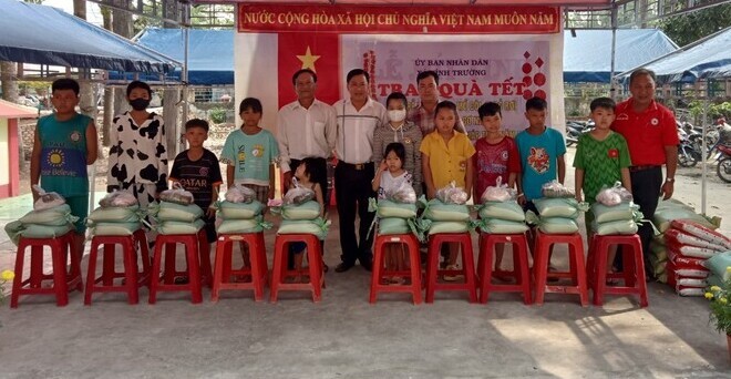 mot so hinh anh tre em nhan qua