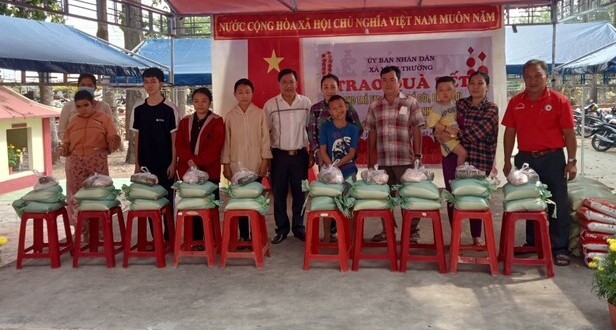mot so hinh anh tre em nhan qua