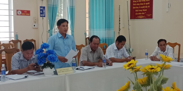 Ông Huỳnh Thanh Tâm, Phó Bí thư Đảng ủy – Trưởng Khối dân vận xã phát biểu tại hội nghị 