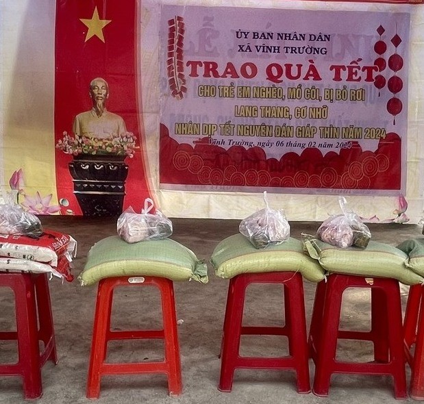 trao quà cho tre em