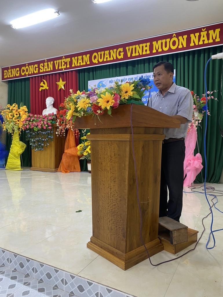 Ảnh, ông Lê Hoàn Anh, Phó Chủ tịch Ủy ban nhân dân xã phát biểu.